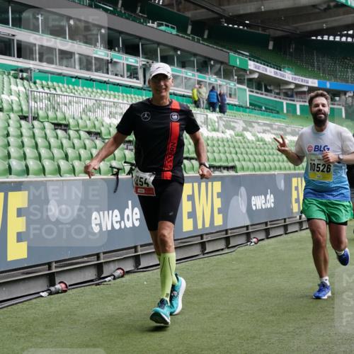 05.10.2025 - 20. swb-Marathon Bremen Michael Burmester http://msf.ph/oto/9329530 05.10.2025 12:59:13 Laufen im Stadion 27, 99, 219, 226, 586, 667, 807, 1043, 1229, 1503, 1516, 1598, 1619, 1711, 1843, 1854, 2496, 2663, 2797, 2922, 2941, 2945, 3086, 3087, 3141, 3252, 3254, 3467, 3615, 3747, 3791, 3888, 4095, 4113, 4380, 4395, 4486, 4522, 4783, 4827, 4909, 4967, 5123, 5261, 5510, 5530, 5584, 5722, 5808, 5878, 5891, 6007, 6030, 6113, 6374, 6561, 6624, 6672, 6882, 7169, 7185, 7201, 7262, 7311, 7312, 7398, 7467, 7511, 7550, 7906, 7929, 8097, 8214, 8247, 8355, 8485, 8539, 9024, 9072, 10526, 90, 726 meine-sportfotos.de