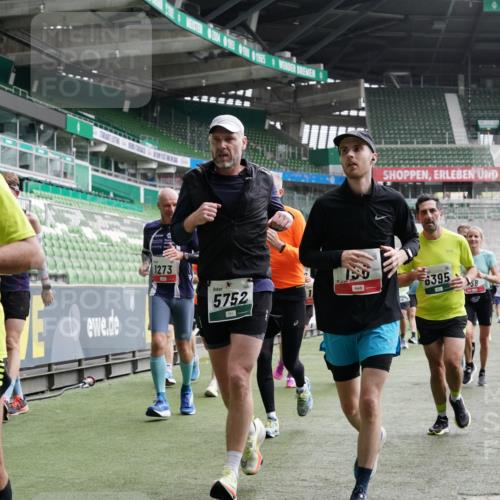 05.10.2025 - 20. swb-Marathon Bremen Michael Burmester http://msf.ph/oto/9329541 05.10.2025 13:01:09 Laufen im Stadion 52, 58, 72, 156, 335, 440, 488, 575, 1017, 1082, 1182, 1238, 1273, 1423, 1893, 1968, 1973, 1998, 2196, 2235, 2330, 2369, 2433, 2446, 2504, 2661, 2668, 2706, 2712, 2806, 2822, 2995, 3209, 3293, 3360, 3387, 3604, 3877, 3979, 4128, 4216, 4263, 4329, 4502, 4618, 4788, 5011, 5048, 5080, 5121, 5150, 5183, 5272, 5329, 5414, 5610, 5663, 5727, 5752, 5836, 5841, 5985, 6027, 6057, 6082, 6440, 6523, 47, 271, 283, 491, 498, 575, 694, 1116, 1606, 1806, 2518, 2745, 2915 meine-sportfotos.de