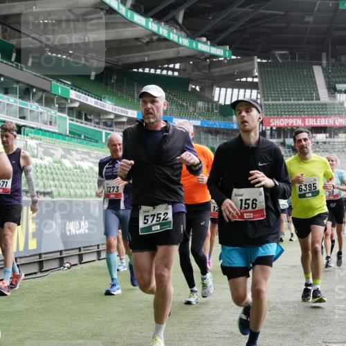 05.10.2025 - 20. swb-Marathon Bremen Michael Burmester http://msf.ph/oto/9329545 05.10.2025 13:01:09 Laufen im Stadion 52, 58, 72, 156, 335, 440, 488, 575, 1017, 1082, 1182, 1238, 1273, 1423, 1893, 1968, 1973, 1998, 2196, 2235, 2330, 2369, 2433, 2446, 2504, 2661, 2668, 2706, 2712, 2806, 2822, 2995, 3209, 3293, 3360, 3387, 3604, 3877, 3979, 4128, 4216, 4263, 4329, 4502, 4618, 4788, 5011, 5048, 5080, 5121, 5150, 5183, 5272, 5329, 5414, 5610, 5663, 5727, 5752, 5836, 5841, 5985, 6027, 6057, 6082, 6440, 6523, 47, 271, 283, 491, 498, 575, 694, 1116, 1606, 1806, 2518, 2745, 2915 meine-sportfotos.de