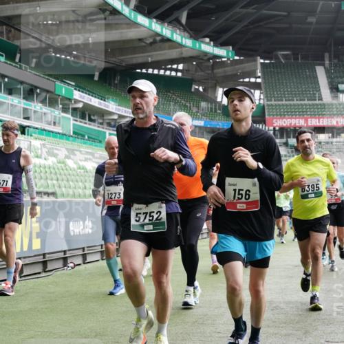 05.10.2025 - 20. swb-Marathon Bremen Michael Burmester http://msf.ph/oto/9329549 05.10.2025 13:01:09 Laufen im Stadion 52, 58, 72, 156, 335, 440, 488, 575, 1017, 1082, 1182, 1238, 1273, 1423, 1893, 1968, 1973, 1998, 2196, 2235, 2330, 2369, 2433, 2446, 2504, 2661, 2668, 2706, 2712, 2806, 2822, 2995, 3209, 3293, 3360, 3387, 3604, 3877, 3979, 4128, 4216, 4263, 4329, 4502, 4618, 4788, 5011, 5048, 5080, 5121, 5150, 5183, 5272, 5329, 5414, 5610, 5663, 5727, 5752, 5836, 5841, 5985, 6027, 6057, 6082, 6440, 6523, 47, 271, 283, 491, 498, 575, 694, 1116, 1606, 1806, 2518, 2745, 2915 meine-sportfotos.de