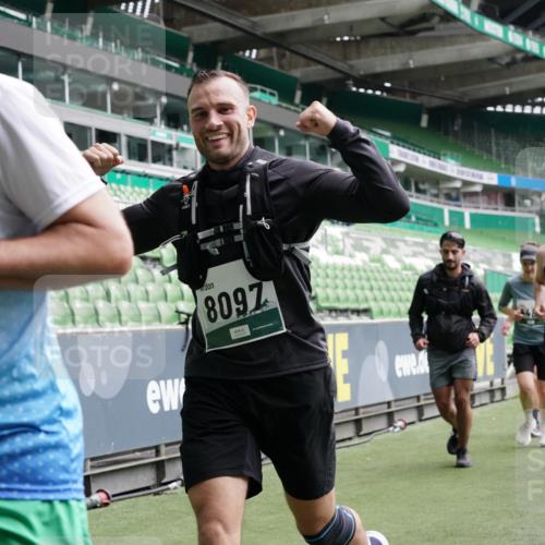 05.10.2025 - 20. swb-Marathon Bremen Michael Burmester http://msf.ph/oto/9329567 05.10.2025 12:59:15 Laufen im Stadion 27, 99, 219, 226, 586, 667, 807, 1043, 1229, 1516, 1598, 1619, 1711, 1843, 1854, 2496, 2663, 2797, 2941, 2945, 3086, 3087, 3141, 3252, 3615, 3747, 3791, 3888, 4095, 4113, 4380, 4395, 4486, 4522, 4783, 4827, 4909, 4967, 5123, 5510, 5530, 5584, 5722, 5808, 5878, 5891, 6007, 6030, 6113, 6374, 6561, 6624, 6672, 6882, 7169, 7185, 7201, 7262, 7311, 7312, 7398, 7421, 7467, 7511, 7550, 7906, 7929, 8097, 8214, 8247, 8355, 8372, 8485, 8539, 8981, 9024, 9072, 10526, 90, 726 meine-sportfotos.de