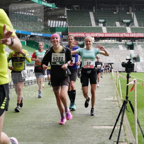 05.10.2025 - 20. swb-Marathon Bremen Michael Burmester http://msf.ph/oto/9329568 05.10.2025 13:01:11 Laufen im Stadion 52, 58, 72, 156, 335, 440, 488, 1017, 1082, 1182, 1238, 1273, 1423, 1893, 1968, 1973, 1998, 2102, 2196, 2235, 2330, 2369, 2433, 2446, 2661, 2668, 2706, 2712, 2806, 2822, 2918, 2995, 3209, 3360, 3387, 3604, 3662, 3663, 3877, 3979, 4128, 4216, 4263, 4329, 4502, 4618, 4788, 5011, 5048, 5080, 5121, 5150, 5183, 5272, 5329, 5414, 5610, 5663, 5727, 5752, 5836, 5841, 5985, 6027, 6057, 6082, 6440, 6523, 47, 283, 491, 498, 575, 694, 1017, 1116, 1606, 1806, 2518, 2745, 2915 meine-sportfotos.de