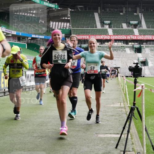 05.10.2025 - 20. swb-Marathon Bremen Michael Burmester http://msf.ph/oto/9329572 05.10.2025 13:01:11 Laufen im Stadion 52, 58, 72, 156, 335, 440, 488, 1017, 1082, 1182, 1238, 1273, 1423, 1893, 1968, 1973, 1998, 2102, 2196, 2235, 2330, 2369, 2433, 2446, 2661, 2668, 2706, 2712, 2806, 2822, 2918, 2995, 3209, 3360, 3387, 3604, 3662, 3663, 3877, 3979, 4128, 4216, 4263, 4329, 4502, 4618, 4788, 5011, 5048, 5080, 5121, 5150, 5183, 5272, 5329, 5414, 5610, 5663, 5727, 5752, 5836, 5841, 5985, 6027, 6057, 6082, 6440, 6523, 47, 283, 491, 498, 575, 694, 1017, 1116, 1606, 1806, 2518, 2745, 2915 meine-sportfotos.de