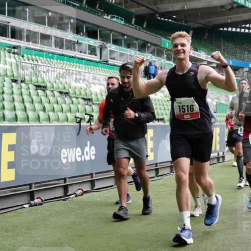 05.10.2025 - 20. swb-Marathon Bremen Michael Burmester http://msf.ph/oto/9329583 05.10.2025 12:59:16 Laufen im Stadion 27, 99, 219, 226, 586, 667, 807, 1043, 1229, 1516, 1598, 1619, 1711, 1843, 1854, 2496, 2663, 2797, 2941, 2945, 3086, 3087, 3141, 3252, 3615, 3747, 3791, 3888, 4095, 4113, 4380, 4395, 4486, 4522, 4783, 4827, 4909, 4967, 5123, 5510, 5530, 5584, 5722, 5808, 5878, 5891, 6007, 6030, 6113, 6374, 6561, 6624, 6672, 6882, 7169, 7185, 7201, 7262, 7311, 7312, 7398, 7421, 7467, 7511, 7550, 7906, 7929, 8097, 8214, 8247, 8355, 8372, 8485, 8539, 8981, 9024, 9072, 10526, 726 meine-sportfotos.de