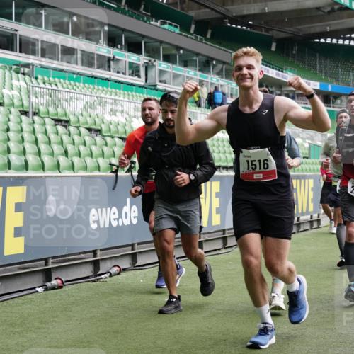 05.10.2025 - 20. swb-Marathon Bremen Michael Burmester http://msf.ph/oto/9329587 05.10.2025 12:59:16 Laufen im Stadion 27, 99, 219, 226, 586, 667, 807, 1043, 1229, 1516, 1598, 1619, 1711, 1843, 1854, 2496, 2663, 2797, 2941, 2945, 3086, 3087, 3141, 3252, 3615, 3747, 3791, 3888, 4095, 4113, 4380, 4395, 4486, 4522, 4783, 4827, 4909, 4967, 5123, 5510, 5530, 5584, 5722, 5808, 5878, 5891, 6007, 6030, 6113, 6374, 6561, 6624, 6672, 6882, 7169, 7185, 7201, 7262, 7311, 7312, 7398, 7421, 7467, 7511, 7550, 7906, 7929, 8097, 8214, 8247, 8355, 8372, 8485, 8539, 8981, 9024, 9072, 10526, 726 meine-sportfotos.de