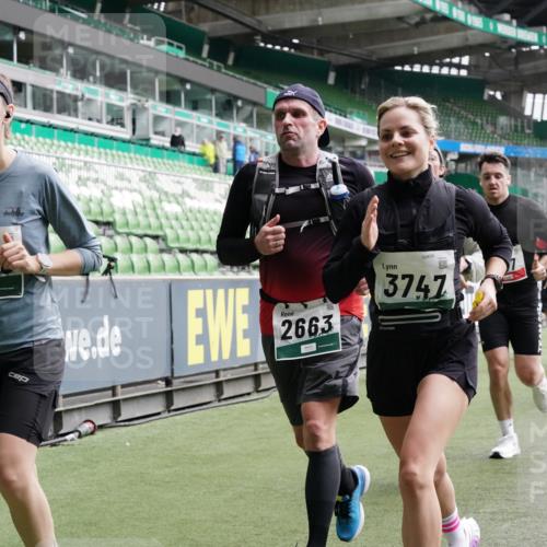 05.10.2025 - 20. swb-Marathon Bremen Michael Burmester http://msf.ph/oto/9329600 05.10.2025 12:59:18 Laufen im Stadion 27, 99, 219, 226, 586, 667, 807, 1043, 1229, 1516, 1598, 1619, 1711, 1843, 1854, 2496, 2663, 2797, 2941, 2945, 3086, 3087, 3141, 3252, 3615, 3747, 3791, 3888, 4095, 4113, 4380, 4395, 4486, 4522, 4536, 4783, 4827, 4909, 4967, 5123, 5510, 5530, 5584, 5722, 5808, 5878, 5891, 6007, 6030, 6113, 6374, 6561, 6624, 6882, 7169, 7185, 7201, 7262, 7311, 7312, 7398, 7421, 7467, 7511, 7550, 7906, 7929, 8097, 8214, 8247, 8355, 8372, 8485, 8539, 8981, 9024, 9072, 10526, 726 meine-sportfotos.de