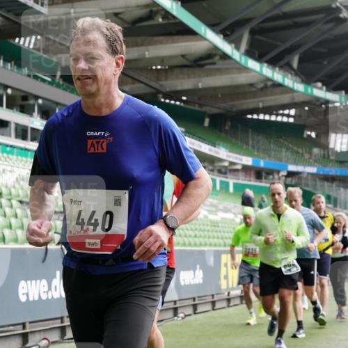 05.10.2025 - 20. swb-Marathon Bremen Michael Burmester http://msf.ph/oto/9329607 05.10.2025 13:01:14 Laufen im Stadion 52, 58, 72, 152, 156, 335, 440, 488, 546, 979, 1082, 1182, 1238, 1273, 1423, 1893, 1968, 1973, 1996, 1998, 2096, 2102, 2196, 2235, 2330, 2369, 2433, 2446, 2565, 2661, 2668, 2706, 2712, 2806, 2822, 2918, 2995, 3209, 3360, 3387, 3604, 3662, 3663, 3877, 3979, 4128, 4216, 4263, 4329, 4502, 4618, 4788, 5011, 5048, 5080, 5121, 5150, 5183, 5272, 5329, 5414, 5663, 5727, 5752, 5836, 5841, 5985, 6027, 6057, 6082, 6440, 6523, 47, 283, 498, 575, 694, 1017, 1116, 2518, 2745, 2915 meine-sportfotos.de