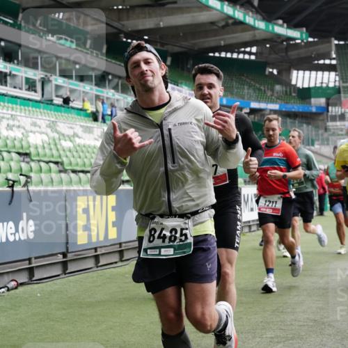05.10.2025 - 20. swb-Marathon Bremen Michael Burmester http://msf.ph/oto/9329616 05.10.2025 12:59:19 Laufen im Stadion 27, 99, 219, 226, 586, 667, 807, 1043, 1229, 1516, 1598, 1711, 1843, 1854, 2496, 2663, 2797, 2941, 2945, 3086, 3087, 3141, 3252, 3615, 3747, 3791, 3888, 4095, 4113, 4380, 4395, 4486, 4522, 4536, 4783, 4827, 4909, 4967, 5123, 5493, 5510, 5530, 5584, 5722, 5808, 5878, 5891, 6007, 6030, 6374, 6561, 6624, 6882, 7169, 7185, 7201, 7262, 7311, 7312, 7398, 7421, 7467, 7511, 7550, 7906, 7929, 8097, 8214, 8247, 8355, 8372, 8485, 8539, 8981, 9024, 9072, 10526, 726 meine-sportfotos.de