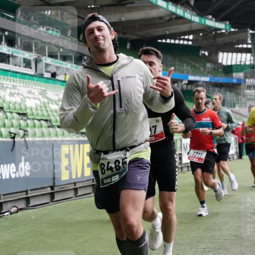 05.10.2025 - 20. swb-Marathon Bremen Michael Burmester http://msf.ph/oto/9329620 05.10.2025 12:59:19 Laufen im Stadion 27, 99, 219, 226, 586, 667, 807, 1043, 1229, 1516, 1598, 1711, 1843, 1854, 2496, 2663, 2797, 2941, 2945, 3086, 3087, 3141, 3252, 3615, 3747, 3791, 3888, 4095, 4113, 4380, 4395, 4486, 4522, 4536, 4783, 4827, 4909, 4967, 5123, 5493, 5510, 5530, 5584, 5722, 5808, 5878, 5891, 6007, 6030, 6374, 6561, 6624, 6882, 7169, 7185, 7201, 7262, 7311, 7312, 7398, 7421, 7467, 7511, 7550, 7906, 7929, 8097, 8214, 8247, 8355, 8372, 8485, 8539, 8981, 9024, 9072, 10526, 726 meine-sportfotos.de