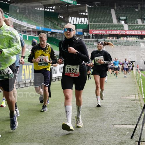 05.10.2025 - 20. swb-Marathon Bremen Michael Burmester http://msf.ph/oto/9329623 05.10.2025 13:01:16 Laufen im Stadion 52, 58, 72, 152, 156, 335, 440, 488, 546, 672, 979, 1082, 1182, 1238, 1273, 1423, 1893, 1968, 1973, 1996, 1998, 2096, 2102, 2196, 2235, 2330, 2369, 2433, 2446, 2565, 2661, 2668, 2706, 2712, 2806, 2822, 2918, 2995, 3209, 3360, 3387, 3604, 3662, 3663, 3877, 3979, 4128, 4216, 4263, 4329, 4618, 4788, 5011, 5048, 5080, 5121, 5150, 5183, 5272, 5329, 5414, 5663, 5727, 5752, 5836, 5841, 5985, 6082, 6440, 6523, 47, 52, 283, 498, 575, 694, 1017, 1116, 2518, 2745 meine-sportfotos.de