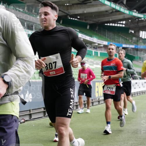 05.10.2025 - 20. swb-Marathon Bremen Michael Burmester http://msf.ph/oto/9329624 05.10.2025 12:59:19 Laufen im Stadion 27, 99, 219, 226, 586, 667, 807, 1043, 1229, 1516, 1598, 1711, 1843, 1854, 2496, 2663, 2797, 2941, 2945, 3086, 3087, 3141, 3252, 3615, 3747, 3791, 3888, 4095, 4113, 4380, 4395, 4486, 4522, 4536, 4783, 4827, 4909, 4967, 5123, 5493, 5510, 5530, 5584, 5722, 5808, 5878, 5891, 6007, 6030, 6374, 6561, 6624, 6882, 7169, 7185, 7201, 7262, 7311, 7312, 7398, 7421, 7467, 7511, 7550, 7906, 7929, 8097, 8214, 8247, 8355, 8372, 8485, 8539, 8981, 9024, 9072, 10526, 726 meine-sportfotos.de