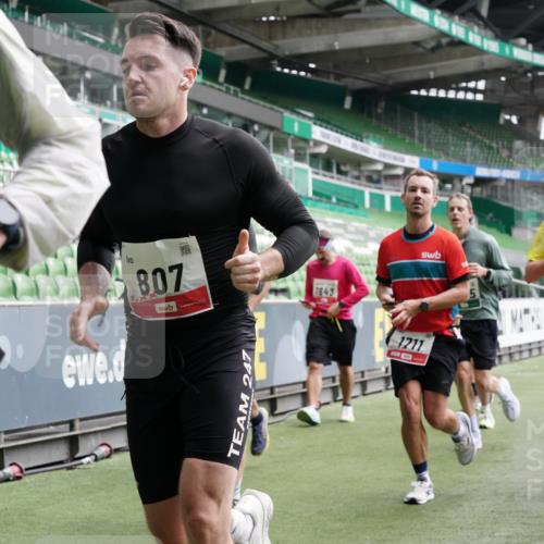 05.10.2025 - 20. swb-Marathon Bremen Michael Burmester http://msf.ph/oto/9329628 05.10.2025 12:59:20 Laufen im Stadion 27, 99, 219, 226, 586, 667, 807, 1043, 1229, 1516, 1598, 1711, 1843, 1854, 2496, 2663, 2797, 2941, 2945, 3086, 3087, 3141, 3615, 3747, 3791, 3888, 4095, 4113, 4380, 4395, 4486, 4522, 4536, 4783, 4827, 4909, 4967, 5123, 5493, 5510, 5530, 5584, 5722, 5808, 5878, 5891, 6007, 6030, 6374, 6561, 6624, 6882, 7169, 7185, 7201, 7262, 7311, 7312, 7398, 7421, 7467, 7511, 7550, 7906, 7929, 8097, 8214, 8247, 8355, 8372, 8485, 8539, 8981, 9024, 9072, 10526, 726 meine-sportfotos.de
