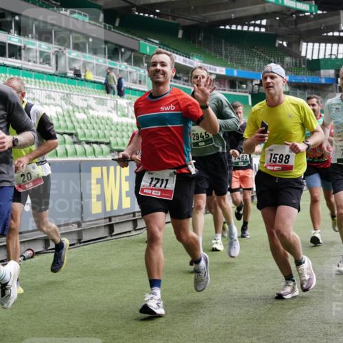 05.10.2025 - 20. swb-Marathon Bremen Michael Burmester http://msf.ph/oto/9329632 05.10.2025 12:59:20 Laufen im Stadion 27, 99, 219, 226, 586, 667, 807, 1043, 1229, 1516, 1598, 1711, 1843, 1854, 2496, 2663, 2797, 2941, 2945, 3086, 3087, 3141, 3615, 3747, 3791, 3888, 4095, 4113, 4380, 4395, 4486, 4522, 4536, 4783, 4827, 4909, 4967, 5123, 5493, 5510, 5530, 5584, 5722, 5808, 5878, 5891, 6007, 6030, 6374, 6561, 6624, 6882, 7169, 7185, 7201, 7262, 7311, 7312, 7398, 7421, 7467, 7511, 7550, 7906, 7929, 8097, 8214, 8247, 8355, 8372, 8485, 8539, 8981, 9024, 9072, 10526, 726 meine-sportfotos.de