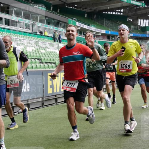 05.10.2025 - 20. swb-Marathon Bremen Michael Burmester http://msf.ph/oto/9329636 05.10.2025 12:59:20 Laufen im Stadion 27, 99, 219, 226, 586, 667, 807, 1043, 1229, 1516, 1598, 1711, 1843, 1854, 2496, 2663, 2797, 2941, 2945, 3086, 3087, 3141, 3615, 3747, 3791, 3888, 4095, 4113, 4380, 4395, 4486, 4522, 4536, 4783, 4827, 4909, 4967, 5123, 5493, 5510, 5530, 5584, 5722, 5808, 5878, 5891, 6007, 6030, 6374, 6561, 6624, 6882, 7169, 7185, 7201, 7262, 7311, 7312, 7398, 7421, 7467, 7511, 7550, 7906, 7929, 8097, 8214, 8247, 8355, 8372, 8485, 8539, 8981, 9024, 9072, 10526, 726 meine-sportfotos.de