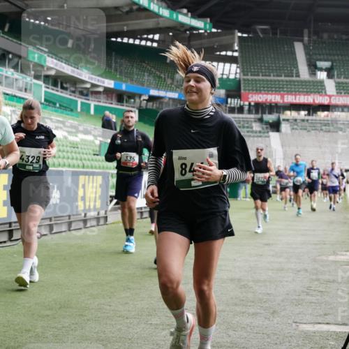 05.10.2025 - 20. swb-Marathon Bremen Michael Burmester http://msf.ph/oto/9329647 05.10.2025 13:01:18 Laufen im Stadion 58, 72, 152, 156, 335, 440, 488, 546, 672, 979, 1082, 1238, 1273, 1423, 1732, 1893, 1968, 1973, 1996, 1998, 2096, 2102, 2196, 2235, 2330, 2369, 2433, 2446, 2565, 2661, 2668, 2706, 2712, 2806, 2822, 2918, 2991, 2995, 3209, 3360, 3387, 3604, 3662, 3663, 3877, 3979, 4086, 4128, 4216, 4263, 4329, 4618, 4788, 4947, 5011, 5048, 5080, 5121, 5150, 5183, 5309, 5329, 5414, 5557, 5727, 5752, 5836, 5841, 5985, 6082, 6440, 6523, 52, 283, 498, 575, 694, 1017, 1116, 2745 meine-sportfotos.de