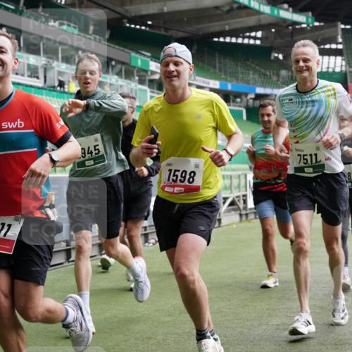 05.10.2025 - 20. swb-Marathon Bremen Michael Burmester http://msf.ph/oto/9329648 05.10.2025 12:59:21 Laufen im Stadion 27, 99, 219, 226, 586, 667, 807, 1043, 1229, 1516, 1598, 1711, 1843, 1854, 2496, 2663, 2797, 2941, 2945, 3086, 3087, 3141, 3615, 3747, 3791, 3888, 4095, 4113, 4380, 4395, 4486, 4522, 4536, 4827, 4909, 4967, 5123, 5493, 5510, 5530, 5584, 5722, 5808, 5878, 5891, 6007, 6030, 6374, 6561, 6624, 6882, 7169, 7185, 7201, 7262, 7311, 7312, 7398, 7421, 7467, 7511, 7550, 7906, 7929, 8097, 8214, 8247, 8355, 8372, 8485, 8539, 8981, 9024, 9072, 10526, 726 meine-sportfotos.de
