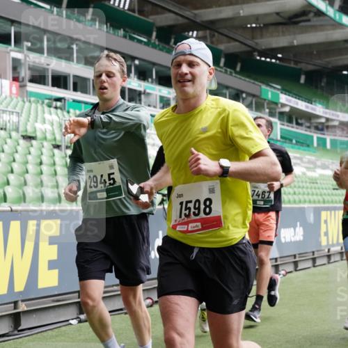 05.10.2025 - 20. swb-Marathon Bremen Michael Burmester http://msf.ph/oto/9329652 05.10.2025 12:59:22 Laufen im Stadion 27, 99, 219, 226, 586, 667, 807, 1043, 1229, 1516, 1598, 1711, 1843, 1854, 2496, 2663, 2797, 2941, 2945, 3086, 3087, 3141, 3747, 3791, 3888, 4095, 4113, 4380, 4395, 4486, 4522, 4536, 4827, 4909, 4967, 5123, 5493, 5510, 5530, 5584, 5722, 5808, 5891, 6007, 6030, 6374, 6561, 6624, 6882, 7169, 7185, 7201, 7262, 7311, 7312, 7398, 7421, 7467, 7511, 7550, 7906, 7929, 8097, 8214, 8247, 8355, 8372, 8485, 8539, 8981, 9024, 9072, 10526, 726 meine-sportfotos.de