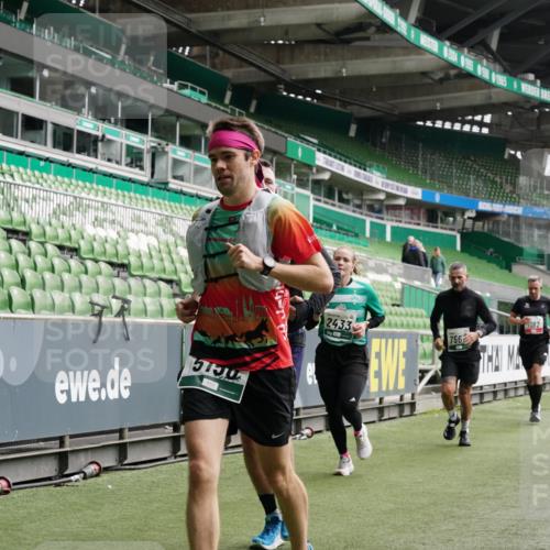 05.10.2025 - 20. swb-Marathon Bremen Michael Burmester http://msf.ph/oto/9329664 05.10.2025 13:01:20 Laufen im Stadion 58, 72, 152, 156, 335, 440, 488, 546, 672, 979, 1082, 1238, 1273, 1423, 1732, 1893, 1933, 1968, 1973, 1996, 1998, 2096, 2102, 2196, 2235, 2330, 2369, 2433, 2446, 2565, 2661, 2668, 2706, 2712, 2806, 2918, 2991, 2995, 3209, 3360, 3387, 3604, 3662, 3663, 3877, 3979, 4086, 4128, 4216, 4263, 4329, 4618, 4788, 4947, 4980, 5011, 5048, 5080, 5121, 5150, 5183, 5309, 5329, 5414, 5557, 5727, 5752, 5836, 5841, 5985, 6082, 52, 498, 575, 694, 1017, 1116, 2745 meine-sportfotos.de