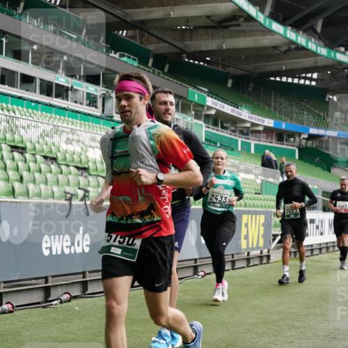 05.10.2025 - 20. swb-Marathon Bremen Michael Burmester http://msf.ph/oto/9329668 05.10.2025 13:01:20 Laufen im Stadion 58, 72, 152, 156, 335, 440, 488, 546, 672, 979, 1082, 1238, 1273, 1423, 1732, 1893, 1933, 1968, 1973, 1996, 1998, 2096, 2102, 2196, 2235, 2330, 2369, 2433, 2446, 2565, 2661, 2668, 2706, 2712, 2806, 2918, 2991, 2995, 3209, 3360, 3387, 3604, 3662, 3663, 3877, 3979, 4086, 4128, 4216, 4263, 4329, 4618, 4788, 4947, 4980, 5011, 5048, 5080, 5121, 5150, 5183, 5309, 5329, 5414, 5557, 5727, 5752, 5836, 5841, 5985, 6082, 52, 498, 575, 694, 1017, 1116, 2745 meine-sportfotos.de