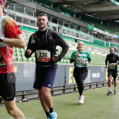 05.10.2025 - 20. swb-Marathon Bremen Michael Burmester http://msf.ph/oto/9329676 05.10.2025 13:01:21 Laufen im Stadion 58, 72, 152, 156, 335, 440, 488, 546, 672, 979, 1082, 1238, 1273, 1423, 1732, 1893, 1933, 1968, 1973, 1996, 1998, 2096, 2102, 2196, 2235, 2330, 2369, 2433, 2446, 2565, 2661, 2668, 2706, 2712, 2806, 2918, 2991, 2995, 3209, 3360, 3387, 3604, 3662, 3663, 3673, 3877, 3979, 4086, 4128, 4216, 4263, 4329, 4618, 4788, 4947, 4980, 5011, 5048, 5080, 5121, 5150, 5183, 5309, 5329, 5414, 5557, 5727, 5752, 5836, 5841, 5985, 6082, 52, 498, 575, 694, 1017, 1116, 2745 meine-sportfotos.de