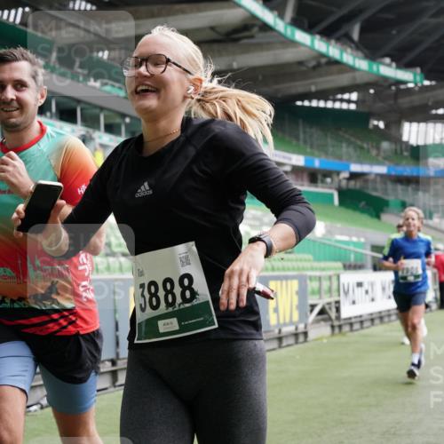 05.10.2025 - 20. swb-Marathon Bremen Michael Burmester http://msf.ph/oto/9329679 05.10.2025 12:59:23 Laufen im Stadion 27, 99, 219, 226, 586, 667, 807, 1043, 1229, 1516, 1598, 1711, 1843, 1854, 2496, 2663, 2797, 2941, 2945, 3086, 3087, 3141, 3747, 3791, 3888, 4095, 4113, 4380, 4395, 4486, 4536, 4827, 4909, 4967, 5123, 5493, 5510, 5530, 5584, 5722, 5808, 5891, 6007, 6030, 6374, 6561, 6624, 6882, 7169, 7185, 7201, 7262, 7311, 7312, 7398, 7421, 7467, 7511, 7550, 7906, 7929, 8097, 8214, 8247, 8355, 8372, 8485, 8539, 8981, 9024, 9072, 10526, 726 meine-sportfotos.de