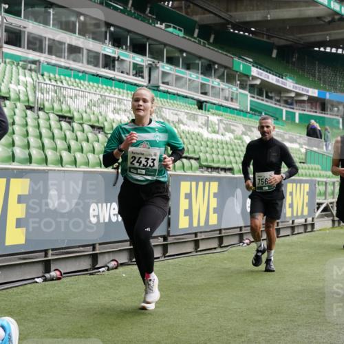 05.10.2025 - 20. swb-Marathon Bremen Michael Burmester http://msf.ph/oto/9329680 05.10.2025 13:01:21 Laufen im Stadion 58, 72, 152, 156, 335, 440, 488, 546, 672, 979, 1082, 1238, 1273, 1423, 1732, 1893, 1933, 1968, 1973, 1996, 1998, 2096, 2102, 2196, 2235, 2330, 2369, 2433, 2446, 2565, 2661, 2668, 2706, 2712, 2806, 2918, 2991, 2995, 3209, 3360, 3387, 3604, 3662, 3663, 3673, 3877, 3979, 4086, 4128, 4216, 4263, 4329, 4618, 4788, 4947, 4980, 5011, 5048, 5080, 5121, 5150, 5183, 5309, 5329, 5414, 5557, 5727, 5752, 5836, 5841, 5985, 6082, 52, 498, 575, 694, 1017, 1116, 2745 meine-sportfotos.de