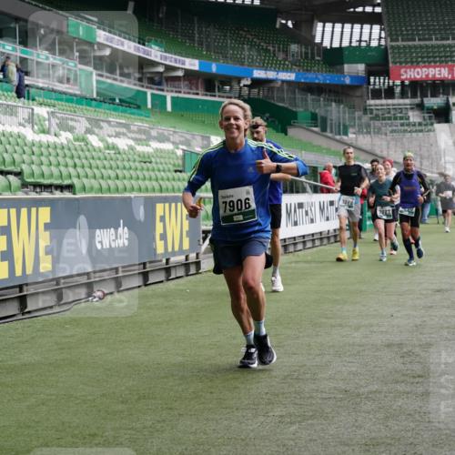 05.10.2025 - 20. swb-Marathon Bremen Michael Burmester http://msf.ph/oto/9329683 05.10.2025 12:59:24 Laufen im Stadion 27, 99, 219, 226, 586, 667, 807, 1043, 1229, 1516, 1598, 1711, 1843, 1854, 2496, 2663, 2782, 2797, 2941, 2945, 3086, 3087, 3141, 3747, 3791, 3888, 4095, 4113, 4380, 4395, 4486, 4536, 4827, 4909, 4967, 5123, 5493, 5510, 5530, 5584, 5722, 5808, 5891, 6007, 6030, 6374, 6439, 6561, 6624, 6882, 7169, 7185, 7201, 7262, 7311, 7312, 7398, 7421, 7467, 7511, 7550, 7906, 7929, 8097, 8214, 8247, 8355, 8372, 8485, 8539, 8981, 9024, 9072, 10526, 726 meine-sportfotos.de
