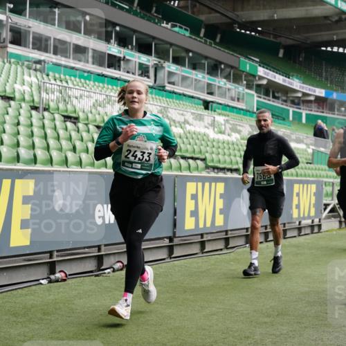 05.10.2025 - 20. swb-Marathon Bremen Michael Burmester http://msf.ph/oto/9329684 05.10.2025 13:01:21 Laufen im Stadion 58, 72, 152, 156, 335, 440, 488, 546, 672, 979, 1082, 1238, 1273, 1423, 1732, 1893, 1933, 1968, 1973, 1996, 1998, 2096, 2102, 2196, 2235, 2330, 2369, 2433, 2446, 2565, 2661, 2668, 2706, 2712, 2806, 2918, 2991, 2995, 3209, 3360, 3387, 3604, 3662, 3663, 3673, 3877, 3979, 4086, 4128, 4216, 4263, 4329, 4618, 4788, 4947, 4980, 5011, 5048, 5080, 5121, 5150, 5183, 5309, 5329, 5414, 5557, 5727, 5752, 5836, 5841, 5985, 6082, 52, 498, 575, 694, 1017, 1116, 2745 meine-sportfotos.de