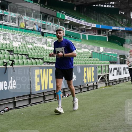 05.10.2025 - 20. swb-Marathon Bremen Michael Burmester http://msf.ph/oto/9329716 05.10.2025 12:59:27 Laufen im Stadion 27, 99, 219, 226, 586, 667, 807, 1043, 1229, 1516, 1598, 1711, 1843, 1854, 2496, 2663, 2782, 2797, 2866, 2941, 2945, 3086, 3087, 3141, 3592, 3747, 3888, 4095, 4113, 4380, 4395, 4486, 4536, 4827, 4909, 4967, 5123, 5493, 5510, 5530, 5584, 5722, 5808, 5891, 6007, 6030, 6374, 6439, 6561, 6624, 6882, 7169, 7185, 7201, 7262, 7311, 7312, 7398, 7421, 7467, 7511, 7550, 7906, 7929, 8097, 8214, 8247, 8355, 8372, 8485, 8539, 8699, 8981, 9024, 9072, 10526, 726 meine-sportfotos.de