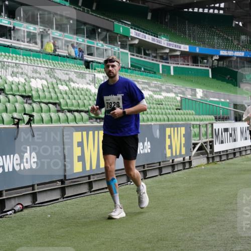 05.10.2025 - 20. swb-Marathon Bremen Michael Burmester http://msf.ph/oto/9329720 05.10.2025 12:59:27 Laufen im Stadion 27, 99, 219, 226, 586, 667, 807, 1043, 1229, 1516, 1598, 1711, 1843, 1854, 2496, 2663, 2782, 2797, 2866, 2941, 2945, 3086, 3087, 3141, 3592, 3747, 3888, 4095, 4113, 4380, 4395, 4486, 4536, 4827, 4909, 4967, 5123, 5493, 5510, 5530, 5584, 5722, 5808, 5891, 6007, 6030, 6374, 6439, 6561, 6624, 6882, 7169, 7185, 7201, 7262, 7311, 7312, 7398, 7421, 7467, 7511, 7550, 7906, 7929, 8097, 8214, 8247, 8355, 8372, 8485, 8539, 8699, 8981, 9024, 9072, 10526, 726 meine-sportfotos.de