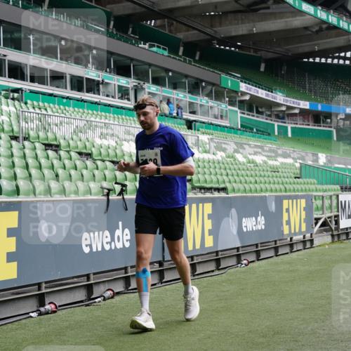 05.10.2025 - 20. swb-Marathon Bremen Michael Burmester http://msf.ph/oto/9329723 05.10.2025 12:59:27 Laufen im Stadion 27, 99, 219, 226, 586, 667, 807, 1043, 1229, 1516, 1598, 1711, 1843, 1854, 2496, 2663, 2782, 2797, 2866, 2941, 2945, 3086, 3087, 3141, 3592, 3747, 3888, 4095, 4113, 4380, 4395, 4486, 4536, 4827, 4909, 4967, 5123, 5493, 5510, 5530, 5584, 5722, 5808, 5891, 6007, 6030, 6374, 6439, 6561, 6624, 6882, 7169, 7185, 7201, 7262, 7311, 7312, 7398, 7421, 7467, 7511, 7550, 7906, 7929, 8097, 8214, 8247, 8355, 8372, 8485, 8539, 8699, 8981, 9024, 9072, 10526, 726 meine-sportfotos.de