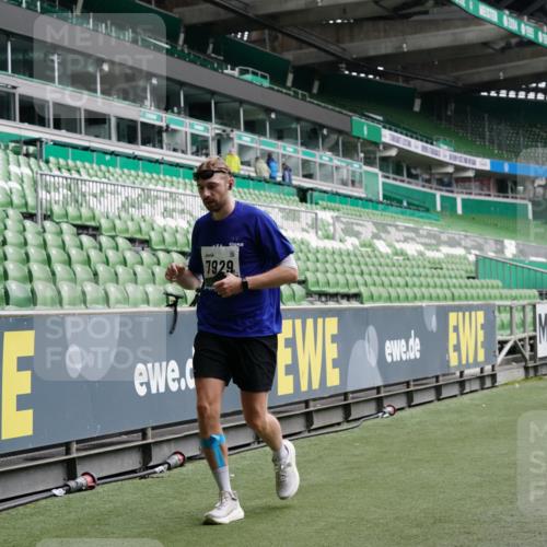05.10.2025 - 20. swb-Marathon Bremen Michael Burmester http://msf.ph/oto/9329727 05.10.2025 12:59:28 Laufen im Stadion 27, 99, 219, 226, 586, 667, 807, 1043, 1229, 1516, 1598, 1711, 1843, 1854, 2496, 2663, 2782, 2797, 2866, 2941, 2945, 3086, 3087, 3141, 3592, 3747, 3888, 4095, 4113, 4380, 4395, 4486, 4536, 4827, 4909, 4967, 5123, 5493, 5510, 5530, 5584, 5722, 5808, 5891, 6030, 6374, 6439, 6561, 6624, 6882, 7169, 7185, 7201, 7262, 7311, 7312, 7398, 7421, 7467, 7511, 7550, 7906, 7929, 8097, 8214, 8247, 8355, 8372, 8485, 8539, 8699, 8981, 9024, 9072, 10526, 726 meine-sportfotos.de