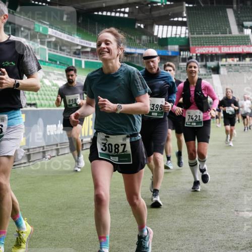 05.10.2025 - 20. swb-Marathon Bremen Michael Burmester http://msf.ph/oto/9329760 05.10.2025 12:59:31 Laufen im Stadion 27, 99, 219, 226, 586, 667, 807, 978, 1043, 1516, 1548, 1598, 1711, 1843, 1854, 2663, 2782, 2797, 2866, 2941, 2945, 3086, 3087, 3141, 3592, 3747, 3888, 4095, 4113, 4380, 4395, 4486, 4536, 4827, 4909, 4967, 5123, 5493, 5510, 5530, 5584, 5722, 5891, 6030, 6374, 6439, 6561, 6624, 6882, 7169, 7185, 7201, 7262, 7295, 7311, 7312, 7398, 7421, 7467, 7511, 7550, 7906, 7929, 8097, 8214, 8247, 8258, 8355, 8372, 8485, 8699, 8981, 9024, 9072, 10526, 586, 726, 1229 meine-sportfotos.de