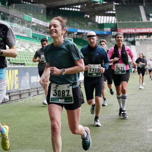 05.10.2025 - 20. swb-Marathon Bremen Michael Burmester http://msf.ph/oto/9329765 05.10.2025 12:59:31 Laufen im Stadion 27, 99, 219, 226, 586, 667, 807, 978, 1043, 1516, 1548, 1598, 1711, 1843, 1854, 2663, 2782, 2797, 2866, 2941, 2945, 3086, 3087, 3141, 3592, 3747, 3888, 4095, 4113, 4380, 4395, 4486, 4536, 4827, 4909, 4967, 5123, 5493, 5510, 5530, 5584, 5722, 5891, 6030, 6374, 6439, 6561, 6624, 6882, 7169, 7185, 7201, 7262, 7295, 7311, 7312, 7398, 7421, 7467, 7511, 7550, 7906, 7929, 8097, 8214, 8247, 8258, 8355, 8372, 8485, 8699, 8981, 9024, 9072, 10526, 586, 726, 1229 meine-sportfotos.de