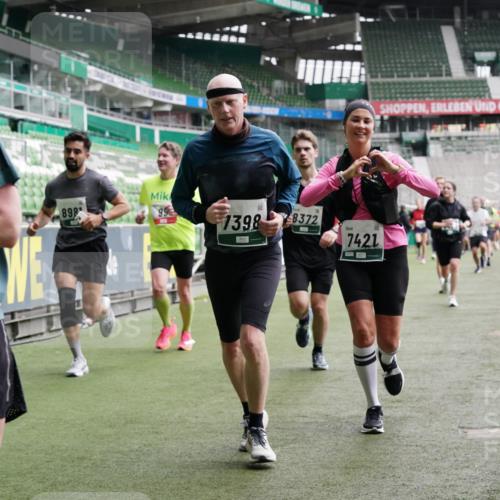 05.10.2025 - 20. swb-Marathon Bremen Michael Burmester http://msf.ph/oto/9329769 05.10.2025 12:59:32 Laufen im Stadion 27, 99, 219, 226, 667, 807, 978, 1043, 1516, 1525, 1548, 1598, 1711, 1843, 1854, 2663, 2782, 2797, 2866, 2941, 2945, 3086, 3087, 3141, 3592, 3747, 3888, 4095, 4113, 4220, 4380, 4395, 4486, 4536, 4827, 4909, 4967, 5123, 5493, 5510, 5530, 5584, 5722, 5891, 6030, 6374, 6439, 6561, 6624, 6882, 7169, 7185, 7201, 7262, 7295, 7311, 7312, 7398, 7421, 7467, 7511, 7550, 7679, 7906, 7929, 8097, 8214, 8247, 8258, 8355, 8372, 8485, 8699, 8981, 9024, 9072, 10526, 586, 1229 meine-sportfotos.de