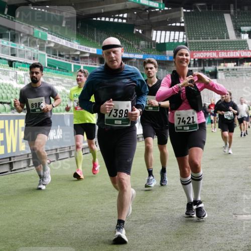 05.10.2025 - 20. swb-Marathon Bremen Michael Burmester http://msf.ph/oto/9329773 05.10.2025 12:59:32 Laufen im Stadion 27, 99, 219, 226, 667, 807, 978, 1043, 1516, 1525, 1548, 1598, 1711, 1843, 1854, 2663, 2782, 2797, 2866, 2941, 2945, 3086, 3087, 3141, 3592, 3747, 3888, 4095, 4113, 4220, 4380, 4395, 4486, 4536, 4827, 4909, 4967, 5123, 5493, 5510, 5530, 5584, 5722, 5891, 6030, 6374, 6439, 6561, 6624, 6882, 7169, 7185, 7201, 7262, 7295, 7311, 7312, 7398, 7421, 7467, 7511, 7550, 7679, 7906, 7929, 8097, 8214, 8247, 8258, 8355, 8372, 8485, 8699, 8981, 9024, 9072, 10526, 586, 1229 meine-sportfotos.de