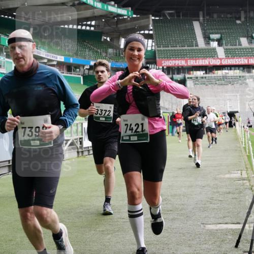 05.10.2025 - 20. swb-Marathon Bremen Michael Burmester http://msf.ph/oto/9329776 05.10.2025 12:59:32 Laufen im Stadion 27, 99, 219, 226, 667, 807, 978, 1043, 1516, 1525, 1548, 1598, 1711, 1843, 1854, 2663, 2782, 2797, 2866, 2941, 2945, 3086, 3087, 3141, 3592, 3747, 3888, 4095, 4113, 4220, 4380, 4395, 4486, 4536, 4827, 4909, 4967, 5123, 5493, 5510, 5530, 5584, 5722, 5891, 6030, 6374, 6439, 6561, 6624, 6882, 7169, 7185, 7201, 7262, 7295, 7311, 7312, 7398, 7421, 7467, 7511, 7550, 7679, 7906, 7929, 8097, 8214, 8247, 8258, 8355, 8372, 8485, 8699, 8981, 9024, 9072, 10526, 586, 1229 meine-sportfotos.de