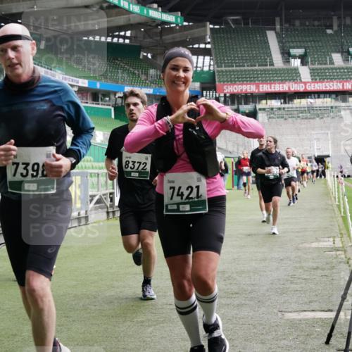 05.10.2025 - 20. swb-Marathon Bremen Michael Burmester http://msf.ph/oto/9329780 05.10.2025 12:59:32 Laufen im Stadion 27, 99, 219, 226, 667, 807, 978, 1043, 1516, 1525, 1548, 1598, 1711, 1843, 1854, 2663, 2782, 2797, 2866, 2941, 2945, 3086, 3087, 3141, 3592, 3747, 3888, 4095, 4113, 4220, 4380, 4395, 4486, 4536, 4827, 4909, 4967, 5123, 5493, 5510, 5530, 5584, 5722, 5891, 6030, 6374, 6439, 6561, 6624, 6882, 7169, 7185, 7201, 7262, 7295, 7311, 7312, 7398, 7421, 7467, 7511, 7550, 7679, 7906, 7929, 8097, 8214, 8247, 8258, 8355, 8372, 8485, 8699, 8981, 9024, 9072, 10526, 586, 1229 meine-sportfotos.de