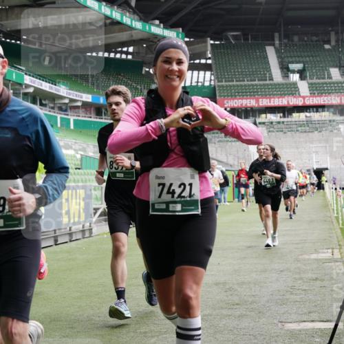 05.10.2025 - 20. swb-Marathon Bremen Michael Burmester http://msf.ph/oto/9329788 05.10.2025 12:59:32 Laufen im Stadion 27, 99, 219, 226, 667, 807, 978, 1043, 1516, 1525, 1548, 1598, 1711, 1843, 1854, 2663, 2782, 2797, 2866, 2941, 2945, 3086, 3087, 3141, 3592, 3747, 3888, 4095, 4113, 4220, 4380, 4395, 4486, 4536, 4827, 4909, 4967, 5123, 5493, 5510, 5530, 5584, 5722, 5891, 6030, 6374, 6439, 6561, 6624, 6882, 7169, 7185, 7201, 7262, 7295, 7311, 7312, 7398, 7421, 7467, 7511, 7550, 7679, 7906, 7929, 8097, 8214, 8247, 8258, 8355, 8372, 8485, 8699, 8981, 9024, 9072, 10526, 586, 1229 meine-sportfotos.de
