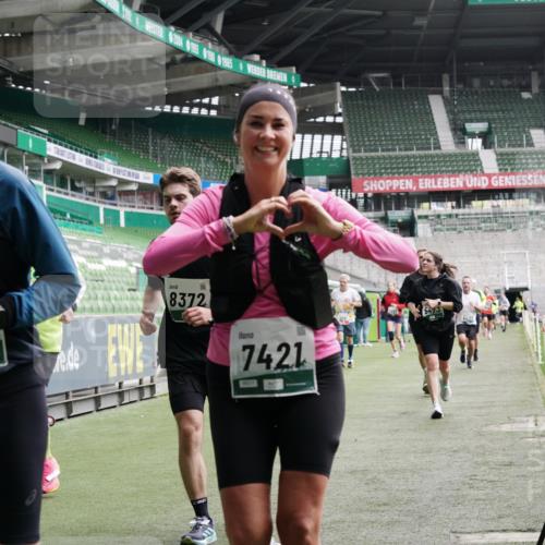 05.10.2025 - 20. swb-Marathon Bremen Michael Burmester http://msf.ph/oto/9329792 05.10.2025 12:59:33 Laufen im Stadion 27, 99, 219, 226, 667, 807, 978, 1043, 1516, 1525, 1548, 1598, 1711, 1843, 1854, 2663, 2782, 2797, 2866, 2941, 2945, 3086, 3087, 3141, 3592, 3747, 3888, 4113, 4220, 4380, 4395, 4486, 4536, 4827, 4909, 4967, 5123, 5493, 5510, 5530, 5584, 5722, 5891, 6030, 6374, 6439, 6561, 6624, 6882, 7169, 7185, 7201, 7262, 7295, 7311, 7312, 7398, 7421, 7467, 7511, 7550, 7679, 7906, 7929, 8097, 8214, 8247, 8258, 8355, 8372, 8485, 8699, 8981, 9024, 9072, 10526, 586, 1229 meine-sportfotos.de