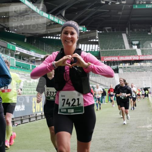 05.10.2025 - 20. swb-Marathon Bremen Michael Burmester http://msf.ph/oto/9329796 05.10.2025 12:59:33 Laufen im Stadion 27, 99, 219, 226, 667, 807, 978, 1043, 1516, 1525, 1548, 1598, 1711, 1843, 1854, 2663, 2782, 2797, 2866, 2941, 2945, 3086, 3087, 3141, 3592, 3747, 3888, 4113, 4220, 4380, 4395, 4486, 4536, 4827, 4909, 4967, 5123, 5493, 5510, 5530, 5584, 5722, 5891, 6030, 6374, 6439, 6561, 6624, 6882, 7169, 7185, 7201, 7262, 7295, 7311, 7312, 7398, 7421, 7467, 7511, 7550, 7679, 7906, 7929, 8097, 8214, 8247, 8258, 8355, 8372, 8485, 8699, 8981, 9024, 9072, 10526, 586, 1229 meine-sportfotos.de