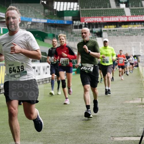 05.10.2025 - 20. swb-Marathon Bremen Michael Burmester http://msf.ph/oto/9329848 05.10.2025 12:59:40 Laufen im Stadion 27, 99, 219, 226, 667, 807, 860, 954, 978, 1043, 1516, 1525, 1548, 1598, 1711, 1843, 1854, 2609, 2663, 2782, 2797, 2866, 2941, 2945, 3086, 3087, 3104, 3169, 3230, 3592, 3747, 3783, 3888, 4181, 4220, 4380, 4395, 4486, 4536, 4827, 4909, 5123, 5493, 5510, 5530, 5584, 5891, 6030, 6374, 6439, 6536, 6674, 6882, 7169, 7185, 7201, 7262, 7295, 7307, 7398, 7421, 7467, 7511, 7550, 7679, 7906, 7929, 8097, 8214, 8247, 8258, 8372, 8485, 8699, 8981, 9024, 9072, 10526, 586, 1229 meine-sportfotos.de
