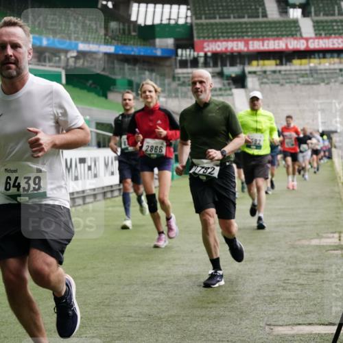 05.10.2025 - 20. swb-Marathon Bremen Michael Burmester http://msf.ph/oto/9329852 05.10.2025 12:59:40 Laufen im Stadion 27, 99, 219, 226, 667, 807, 860, 954, 978, 1043, 1516, 1525, 1548, 1598, 1711, 1843, 1854, 2609, 2663, 2782, 2797, 2866, 2941, 2945, 3086, 3087, 3104, 3169, 3230, 3592, 3747, 3783, 3888, 4181, 4220, 4380, 4395, 4486, 4536, 4827, 4909, 5123, 5493, 5510, 5530, 5584, 5891, 6030, 6374, 6439, 6536, 6674, 6882, 7169, 7185, 7201, 7262, 7295, 7307, 7398, 7421, 7467, 7511, 7550, 7679, 7906, 7929, 8097, 8214, 8247, 8258, 8372, 8485, 8699, 8981, 9024, 9072, 10526, 586, 1229 meine-sportfotos.de