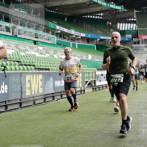 05.10.2025 - 20. swb-Marathon Bremen Michael Burmester http://msf.ph/oto/9329856 05.10.2025 12:59:41 Laufen im Stadion 27, 99, 219, 226, 667, 807, 860, 954, 978, 1043, 1516, 1525, 1548, 1598, 1711, 1843, 1854, 2609, 2663, 2782, 2797, 2866, 2941, 2945, 3086, 3087, 3104, 3169, 3230, 3592, 3747, 3783, 3888, 4181, 4220, 4380, 4395, 4486, 4536, 4827, 4909, 5123, 5493, 5510, 5530, 5584, 5891, 6030, 6374, 6439, 6536, 6674, 6882, 7169, 7185, 7201, 7262, 7295, 7307, 7398, 7421, 7467, 7511, 7550, 7679, 7906, 7929, 8097, 8214, 8247, 8258, 8372, 8485, 8699, 8981, 9024, 9072, 10526, 219, 586, 1229 meine-sportfotos.de