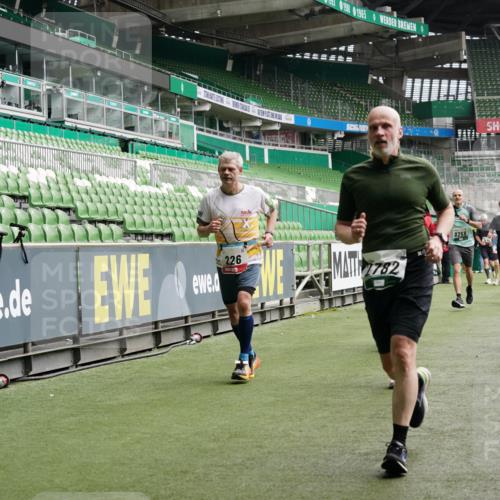 05.10.2025 - 20. swb-Marathon Bremen Michael Burmester http://msf.ph/oto/9329860 05.10.2025 12:59:41 Laufen im Stadion 27, 99, 219, 226, 667, 807, 860, 954, 978, 1043, 1516, 1525, 1548, 1598, 1711, 1843, 1854, 2609, 2663, 2782, 2797, 2866, 2941, 2945, 3086, 3087, 3104, 3169, 3230, 3592, 3747, 3783, 3888, 4181, 4220, 4380, 4395, 4486, 4536, 4827, 4909, 5123, 5493, 5510, 5530, 5584, 5891, 6030, 6374, 6439, 6536, 6674, 6882, 7169, 7185, 7201, 7262, 7295, 7307, 7398, 7421, 7467, 7511, 7550, 7679, 7906, 7929, 8097, 8214, 8247, 8258, 8372, 8485, 8699, 8981, 9024, 9072, 10526, 219, 586, 1229 meine-sportfotos.de