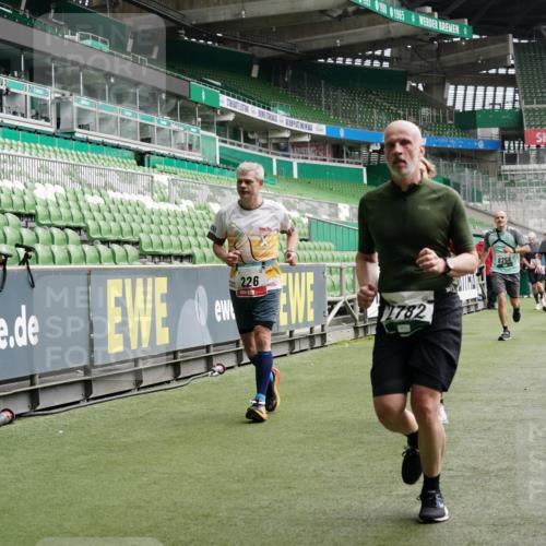 05.10.2025 - 20. swb-Marathon Bremen Michael Burmester http://msf.ph/oto/9329864 05.10.2025 12:59:41 Laufen im Stadion 27, 99, 219, 226, 667, 807, 860, 954, 978, 1043, 1516, 1525, 1548, 1598, 1711, 1843, 1854, 2609, 2663, 2782, 2797, 2866, 2941, 2945, 3086, 3087, 3104, 3169, 3230, 3592, 3747, 3783, 3888, 4181, 4220, 4380, 4395, 4486, 4536, 4827, 4909, 5123, 5493, 5510, 5530, 5584, 5891, 6030, 6374, 6439, 6536, 6674, 6882, 7169, 7185, 7201, 7262, 7295, 7307, 7398, 7421, 7467, 7511, 7550, 7679, 7906, 7929, 8097, 8214, 8247, 8258, 8372, 8485, 8699, 8981, 9024, 9072, 10526, 219, 586, 1229 meine-sportfotos.de