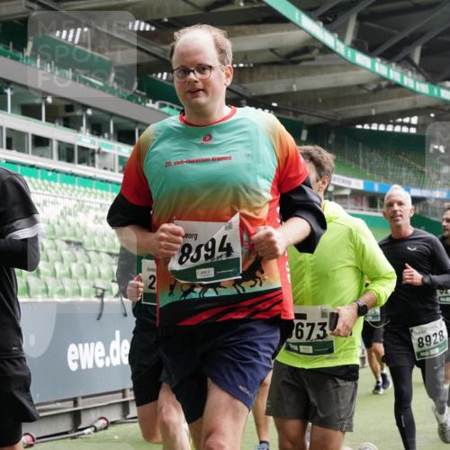 05.10.2025 - 20. swb-Marathon Bremen Michael Burmester http://msf.ph/oto/9329879 05.10.2025 13:01:41 Laufen im Stadion 58, 152, 156, 335, 428, 440, 488, 493, 546, 672, 772, 979, 1030, 1082, 1238, 1256, 1273, 1348, 1361, 1452, 1732, 1759, 1893, 1933, 1973, 1996, 2096, 2102, 2235, 2245, 2330, 2433, 2555, 2565, 2712, 2796, 2910, 2912, 2918, 2991, 2995, 3053, 3206, 3208, 3209, 3387, 3526, 3662, 3663, 3673, 3877, 4017, 4018, 4086, 4128, 4329, 4364, 4409, 4618, 4705, 4882, 4947, 4980, 5048, 5080, 5121, 5150, 5309, 5414, 5557, 5570, 5580, 5727, 5731, 5752, 5934, 5985, 6082, 6157 meine-sportfotos.de