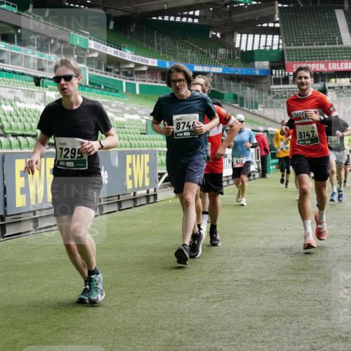 05.10.2025 - 20. swb-Marathon Bremen Michael Burmester http://msf.ph/oto/9329920 05.10.2025 12:59:47 Laufen im Stadion 27, 99, 226, 627, 807, 860, 954, 978, 1043, 1516, 1525, 1548, 1598, 1711, 1843, 1854, 2609, 2663, 2782, 2866, 2941, 2945, 3086, 3087, 3104, 3169, 3230, 3592, 3747, 3783, 3888, 4181, 4220, 4380, 4395, 4486, 4536, 4824, 4827, 5493, 5510, 6030, 6126, 6374, 6439, 6536, 6674, 6881, 7201, 7262, 7295, 7307, 7398, 7421, 7467, 7511, 7537, 7598, 7679, 7906, 7929, 8097, 8214, 8258, 8372, 8485, 8699, 8981, 9072, 10526, 219, 586, 667, 1229, 1843 meine-sportfotos.de