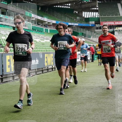 05.10.2025 - 20. swb-Marathon Bremen Michael Burmester http://msf.ph/oto/9329924 05.10.2025 12:59:47 Laufen im Stadion 27, 99, 226, 627, 807, 860, 954, 978, 1043, 1516, 1525, 1548, 1598, 1711, 1843, 1854, 2609, 2663, 2782, 2866, 2941, 2945, 3086, 3087, 3104, 3169, 3230, 3592, 3747, 3783, 3888, 4181, 4220, 4380, 4395, 4486, 4536, 4824, 4827, 5493, 5510, 6030, 6126, 6374, 6439, 6536, 6674, 6881, 7201, 7262, 7295, 7307, 7398, 7421, 7467, 7511, 7537, 7598, 7679, 7906, 7929, 8097, 8214, 8258, 8372, 8485, 8699, 8981, 9072, 10526, 219, 586, 667, 1229, 1843 meine-sportfotos.de