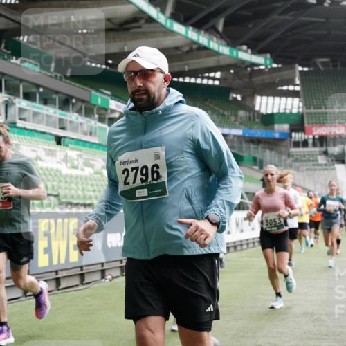 05.10.2025 - 20. swb-Marathon Bremen Michael Burmester http://msf.ph/oto/9329927 05.10.2025 13:01:46 Laufen im Stadion 58, 152, 335, 428, 440, 488, 493, 546, 672, 772, 979, 1030, 1082, 1238, 1256, 1348, 1361, 1452, 1732, 1759, 1856, 1893, 1899, 1933, 1996, 2096, 2102, 2143, 2235, 2245, 2306, 2433, 2555, 2565, 2712, 2796, 2910, 2912, 2918, 2991, 2995, 3053, 3206, 3208, 3209, 3387, 3525, 3526, 3662, 3663, 3673, 3877, 4017, 4018, 4086, 4128, 4329, 4364, 4409, 4444, 4618, 4705, 4882, 4947, 4980, 5048, 5080, 5150, 5309, 5414, 5557, 5570, 5580, 5727, 5731, 5752, 5934, 5985, 6082, 6157 meine-sportfotos.de